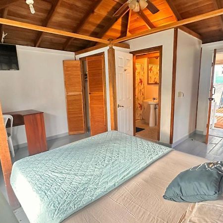 Las Palmas Beach Hotel Dixon Cove Eksteriør billede