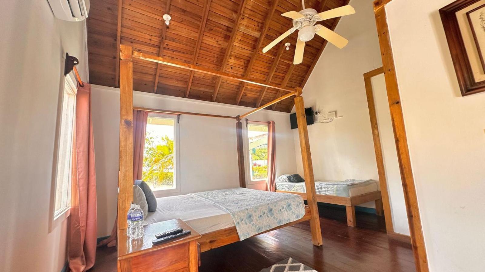 Las Palmas Beach Hotel Dixon Cove Eksteriør billede