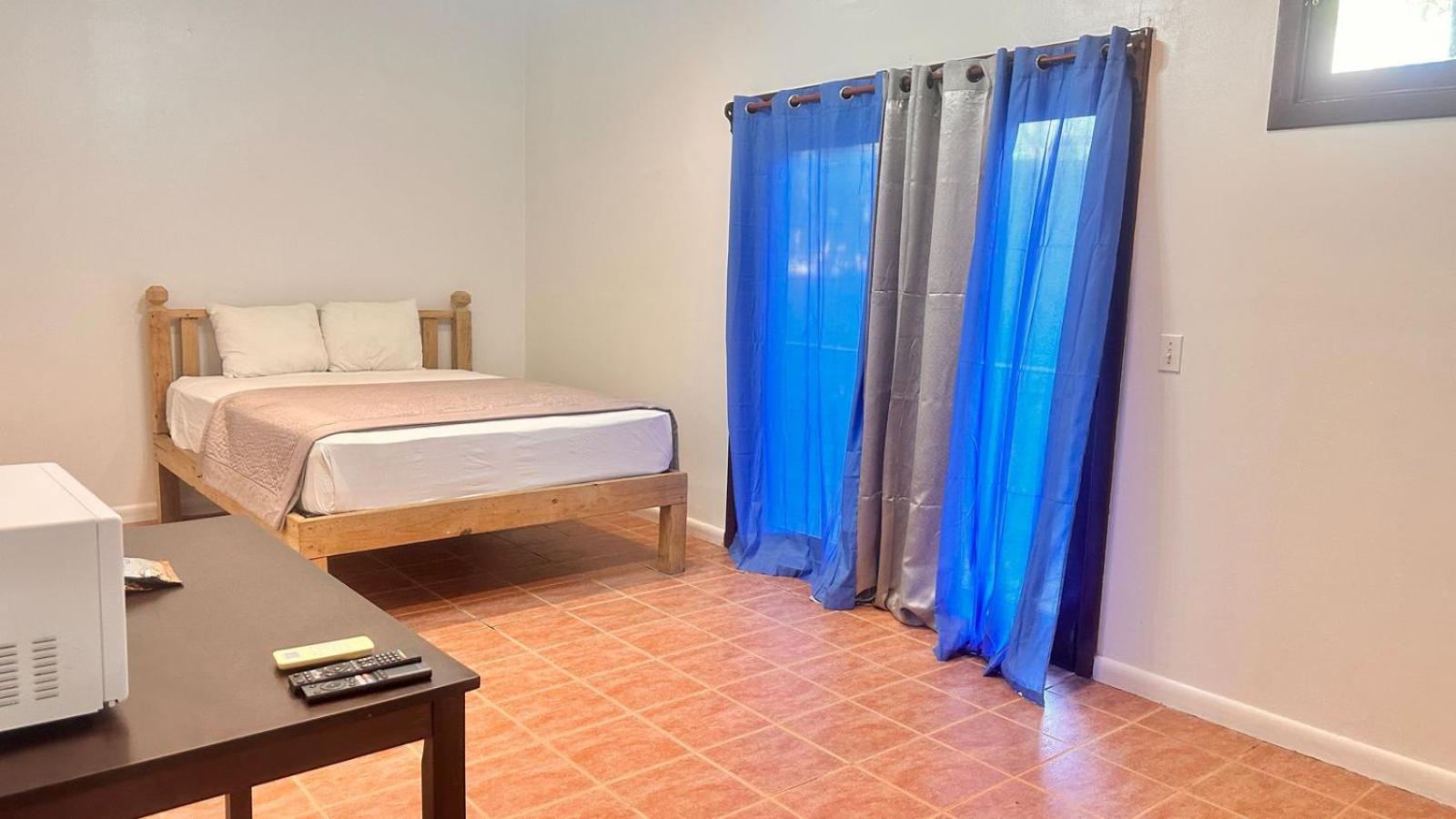 Las Palmas Beach Hotel Dixon Cove Eksteriør billede