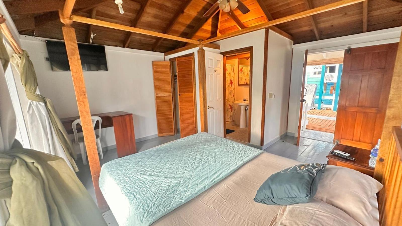 Las Palmas Beach Hotel Dixon Cove Eksteriør billede