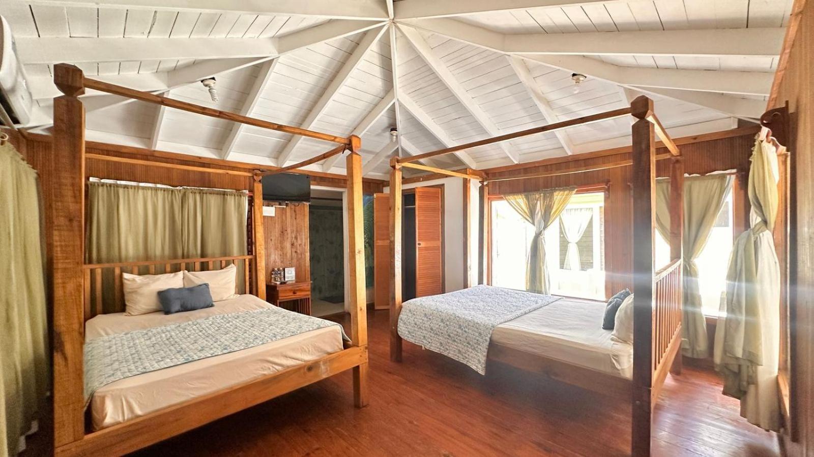 Las Palmas Beach Hotel Dixon Cove Eksteriør billede