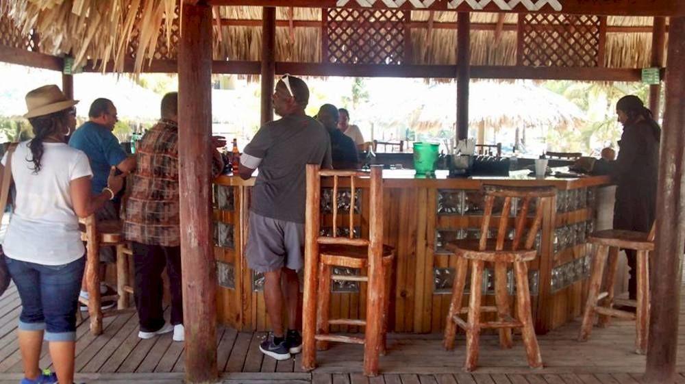 Las Palmas Beach Hotel Dixon Cove Eksteriør billede