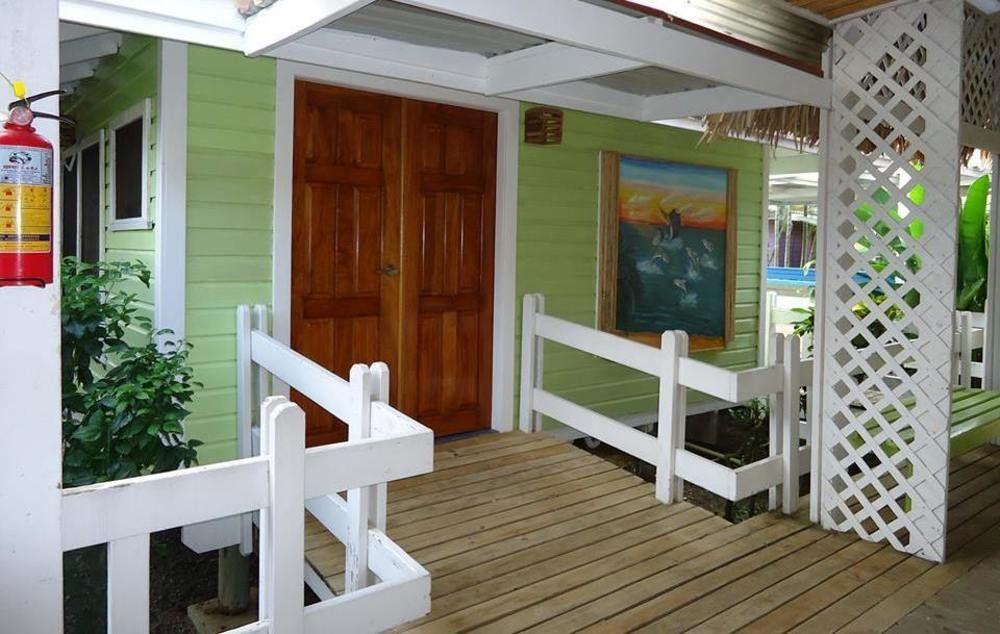 Las Palmas Beach Hotel Dixon Cove Eksteriør billede